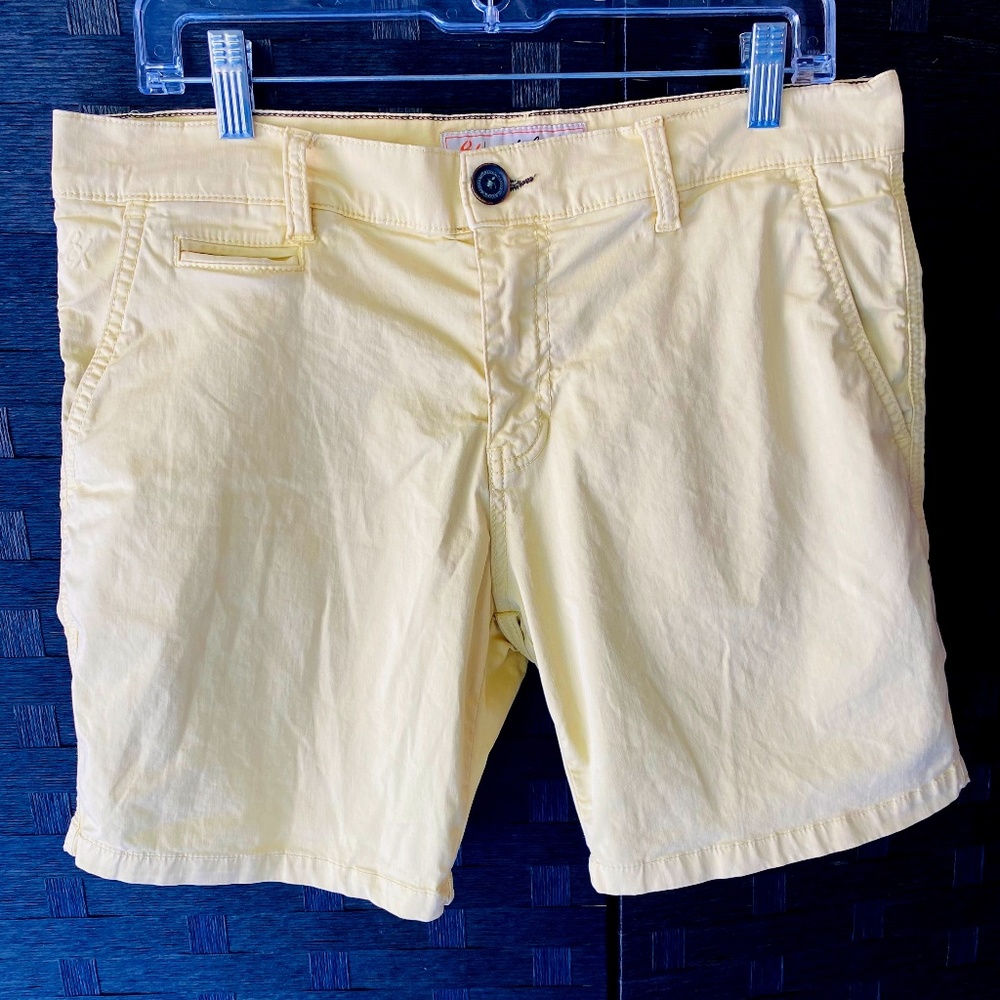 Eight X pale yellow short